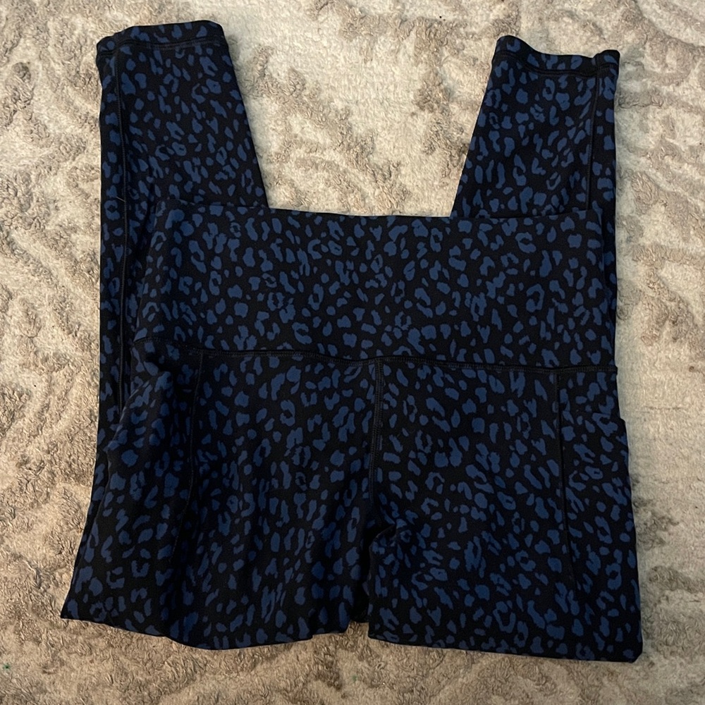 Athleta Salutation Stash Pocket II printed 7/8 tight black & blue  size small